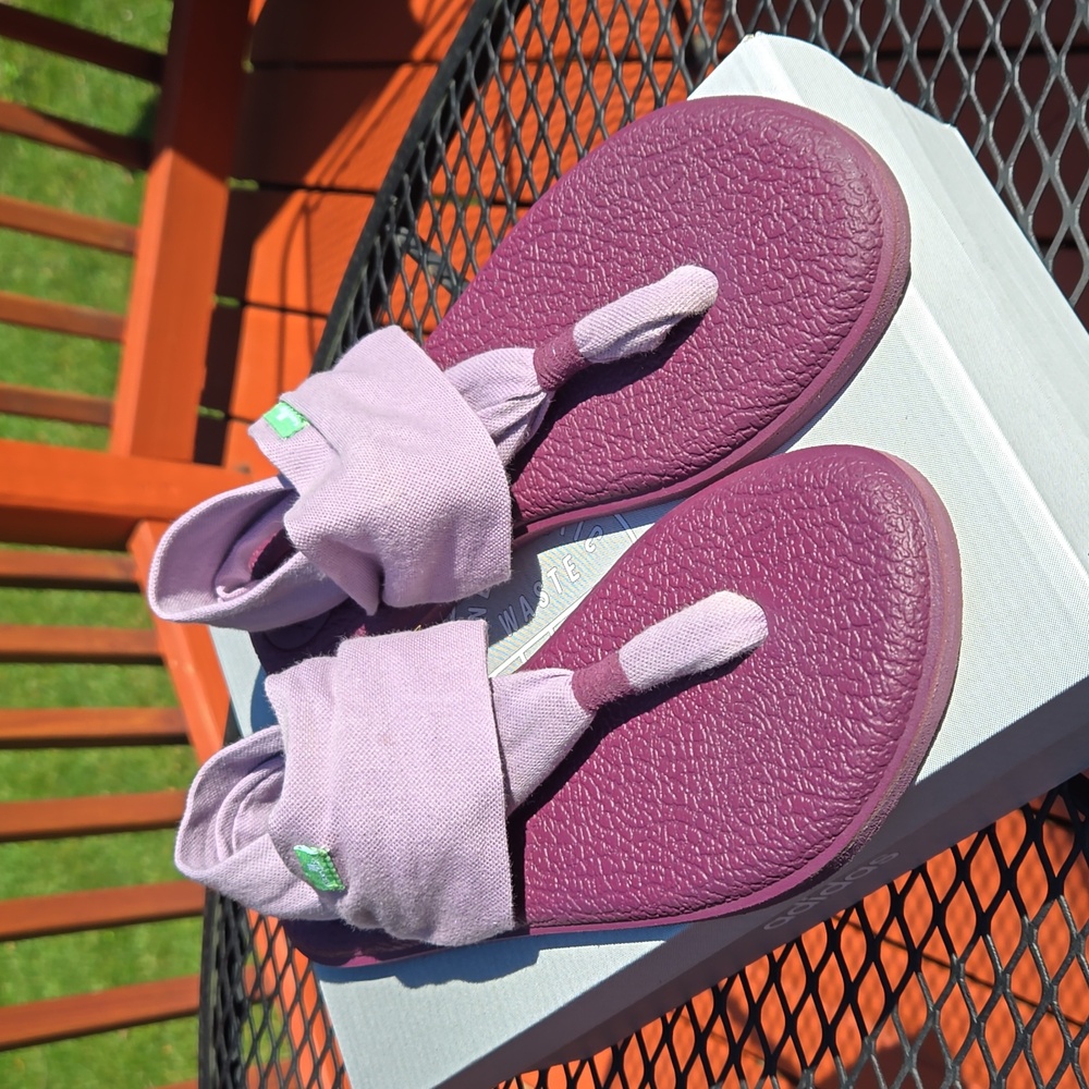 Sanuk yoga sling sandals in great condition